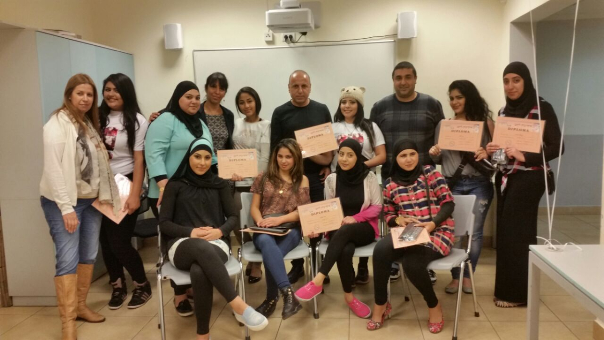 صور: حفل تخريج الفوج الأول في وحدة النهوض بالشبيبة بموضوع "الماكياج"